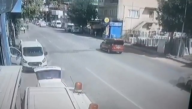 Bursa’da karşıdan karşıya geçmek isteyen yayaya otomobil böyle çarptı