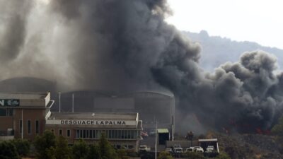 Yanardağdan akan lav çimento fabrikasını yaktı