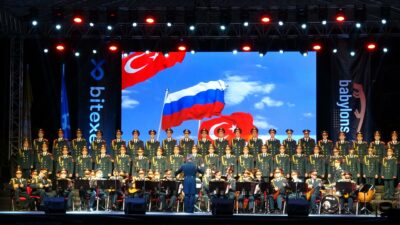 Haluk Levent ve Rus Kızılordu Korosu Bursa’da konser verdi