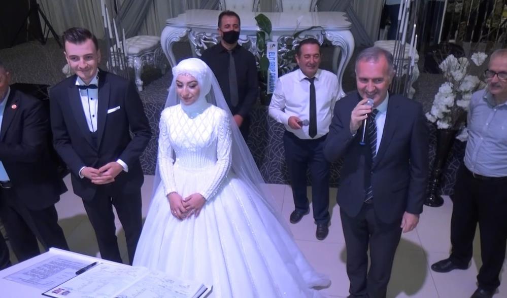 Bursa’da bu nikaha 20 kişi şahitlik etti! Bursa’da bu nikaha 20 kişi şahitlik etti!