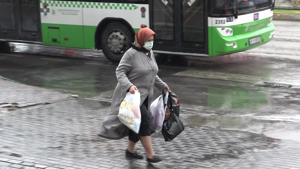 Bursalılar yağmura hazırlıksız yakalandı Bursalılar yağmura hazırlıksız yakalandı