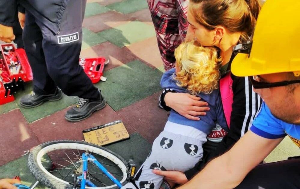 Bursa’da minik çocuğun ayağı bisiklete sıkıştı, yardımına itfaiye yetişti