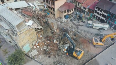 Bursa’da tarihi gölgeleyen 5 katlı bina böyle yıkıldı! İşte tüm fotoğraflar