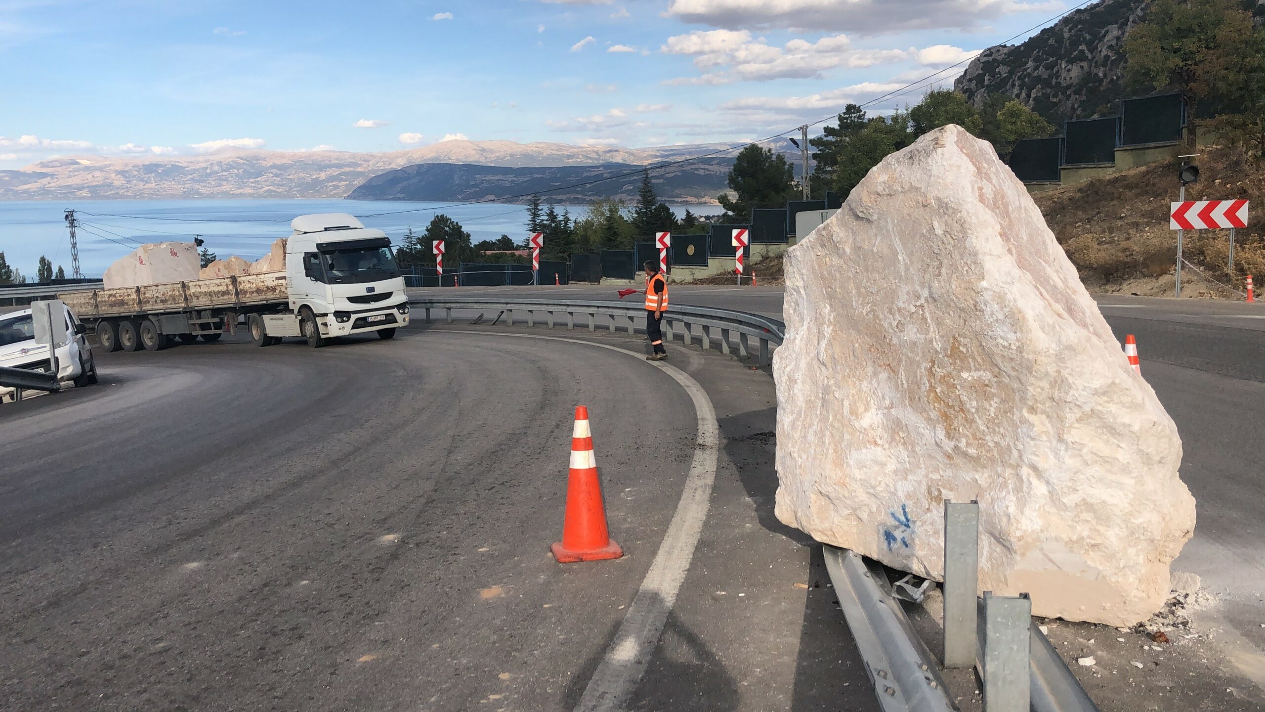 Seyir halindeki TIR’dan dev mermer blok yola düştü