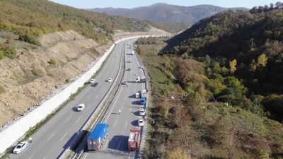 Samsun’da otobüs kazası: 3 şeritli yoldan dereye uçmuş
