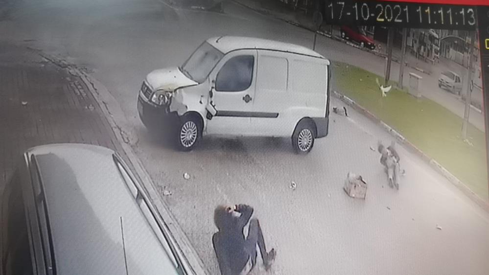 Bursa’da motosiklet kaza yaptı, güvercinler havaya savruldu!