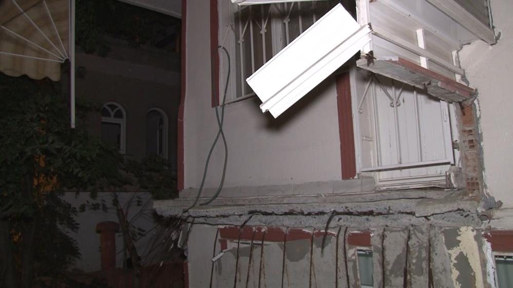Apartmanın balkonu çöktü, bina tahliye edildi Apartmanın balkonu çöktü, bina tahliye edildi