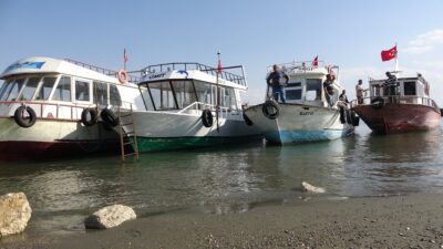 Van Gölü’nde kuraklık etkisi: Balıkçı tekneleri limana yanaşamadı