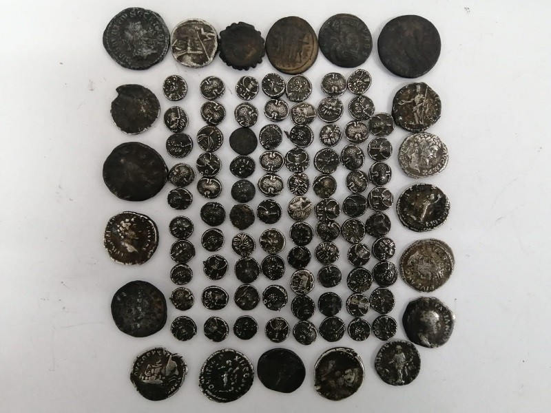 Yolcunun üzerinden 102 adet sikke çıktı