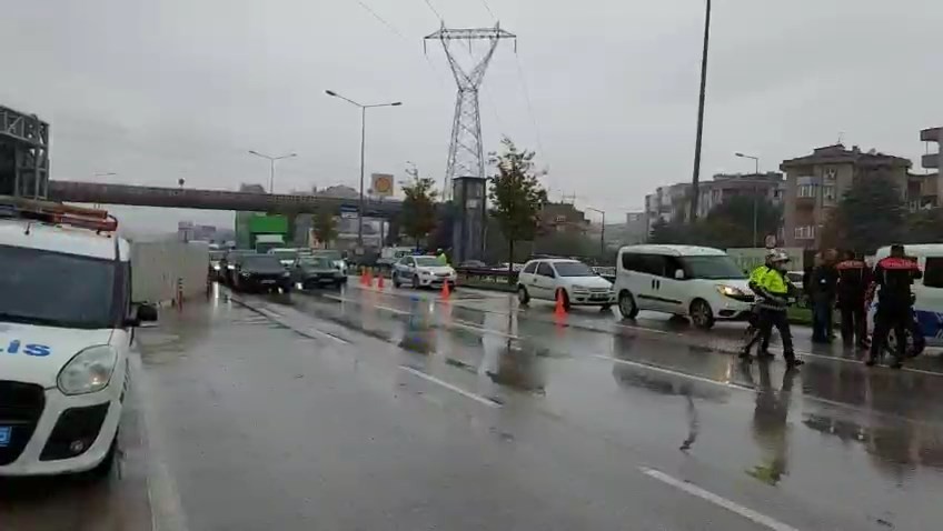 Bursa’da çalıntı araçla polisten kaçtı, 5 araca çarptı! Bursa’da çalıntı araçla polisten kaçtı, 5 araca çarptı!