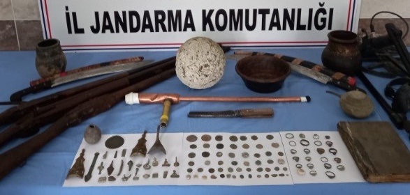 Jandarma baskınında çok sayıda tarihi eser ele geçirildi