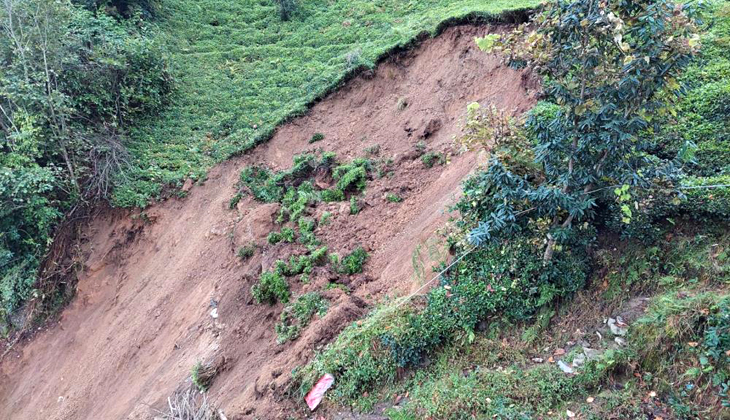 Rize’de heyelan anı kamerada