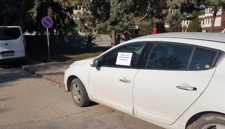 Bursa’da yaya yoluna park edilen aracın camına asılan yazı şaşkına çevirdi