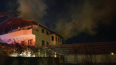3 katlı evin teras katında korkutan yangın