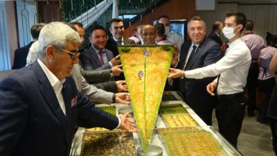 Bursa’da 15 kiloluk, 150 kişilik baklava üretildi!