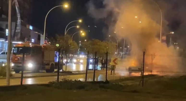 Bursa’da seyir halindeki otomobil alev topuna döndü