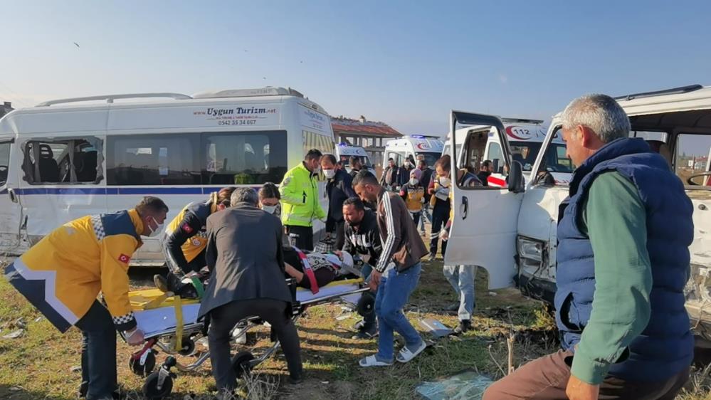 Bursa’da feci kaza! Minibüsler birbirine girdi: 17 yaralı