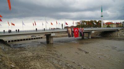Selde yıkılan köprü yeniden yapıldı! İki şehri birbirine bağlıyor
