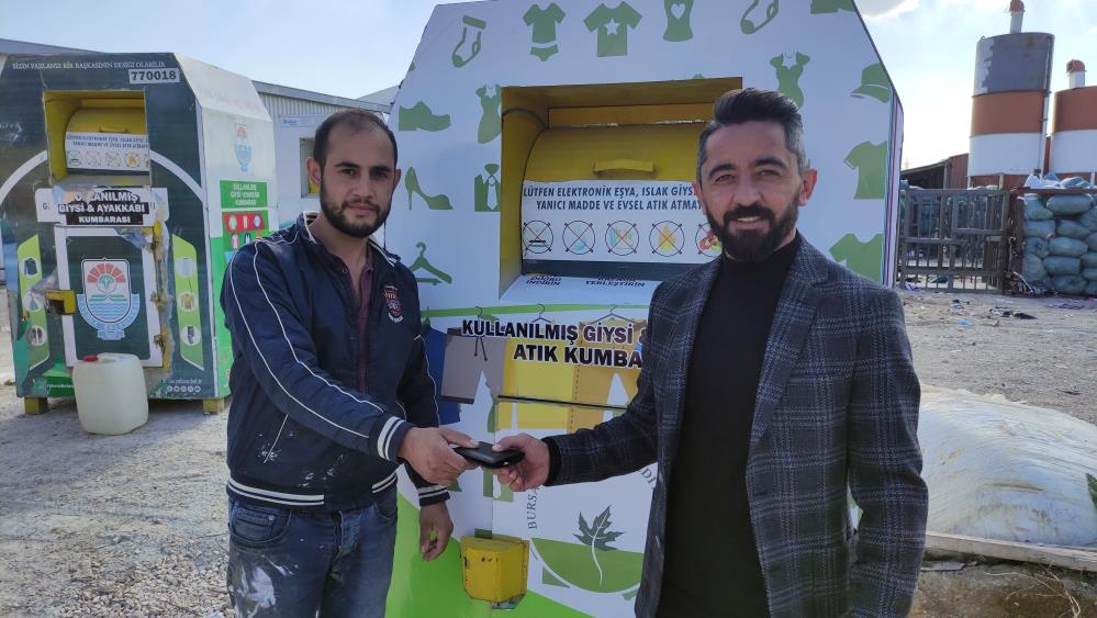 Bursa’da eşinin eski eşya kumbarasına attığı cüzdanı böyle buldu
