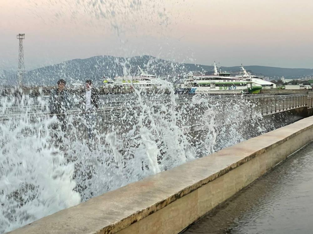 Mudanya’da fırtına hayatı olumsuz etkiledi, deniz seferleri iptal edildi