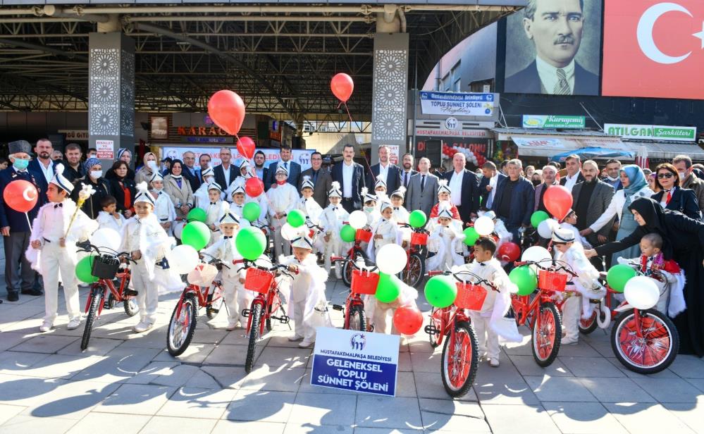 Mustafakemalpaşa’da çocuklar çifte bayram yaşadı