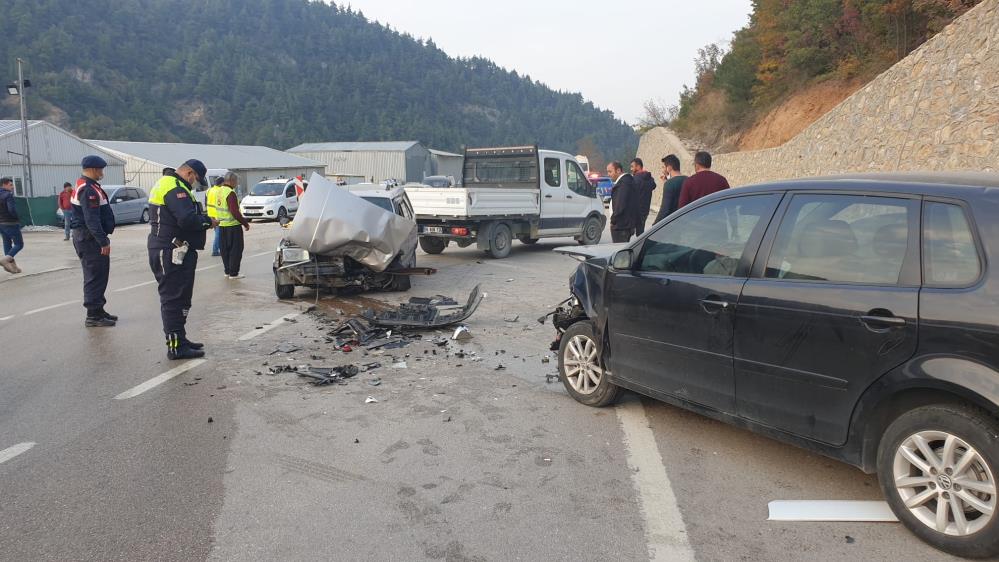 Bursa’da zincirleme kaza: 2 otomobil ve 1 servis aracı çarpıştı