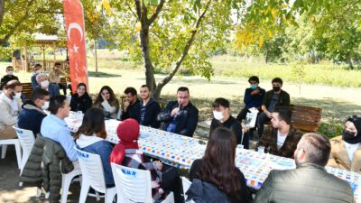Mustafakemalpaşa’da Başkan Kanar üniversitelilerle buluştu