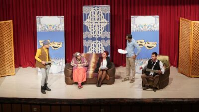 Mustafakemalpaşa’da bölge tiyatrosu izleyenleri kahkahaya boğdu