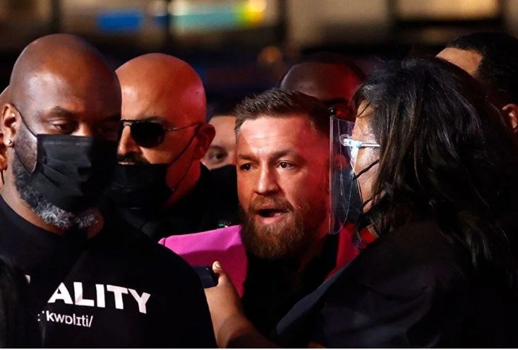 İrlandalı boksör Conor McGregor arkadaşını dövdü