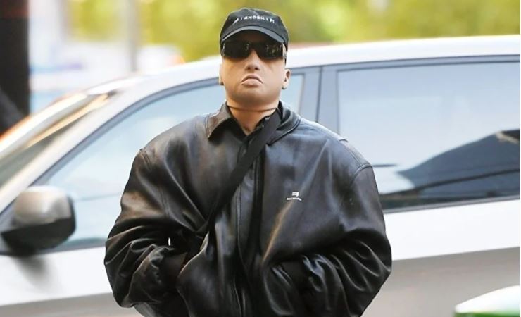 Kanye West (Ye) tanınmamak için maske taktı