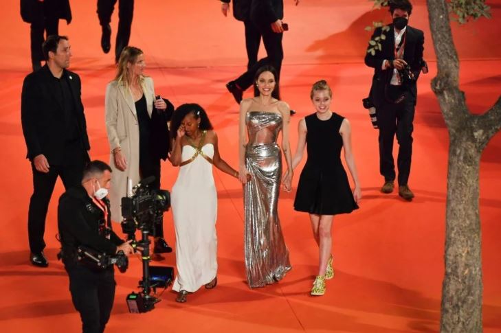 Angelina Jolie kızları Shiloh ve Zahara ile galada