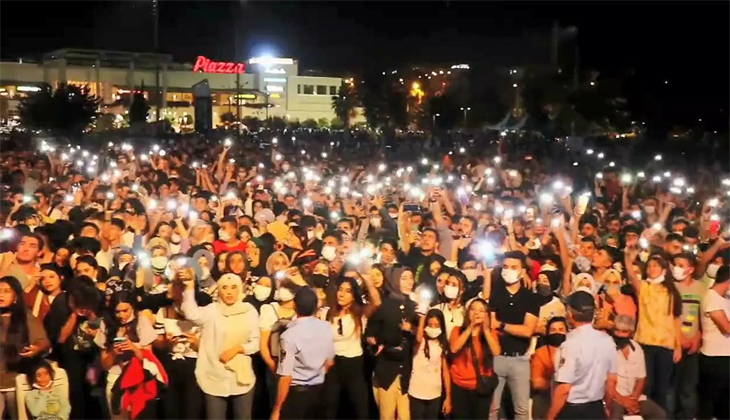 Aşılamada ‘kırmızı’ renkte olan Şanlıurfa’da sosyal mesafesiz konser