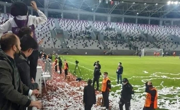 Açılışta skandal… Sahaya atılan konfeti Kur’an-ı Kerim çıktı!