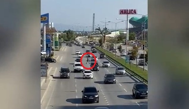 Bursa’da ölümle dans! Akan trafiğin ortasına daldı… Bursa’da ölümle dans! Akan trafiğin ortasına daldı…