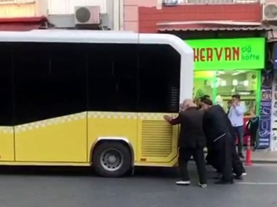 Arızalanan İETT otobüsünü vatandaşlar itti Arızalanan İETT otobüsünü vatandaşlar itti