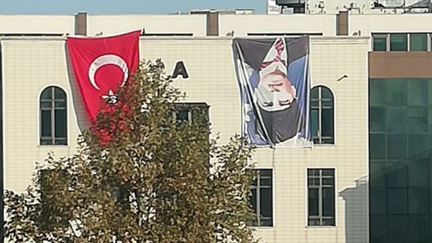 BTÜ Atatürk’ün posterini ters astı!