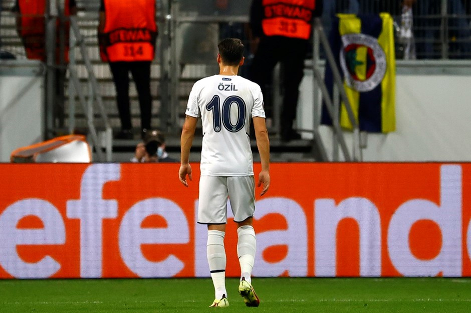 Mesut Özil 11’e dönüyor