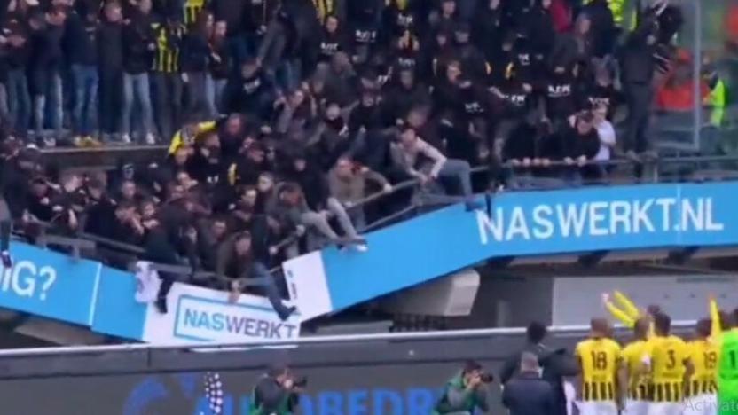 Galibiyet kutlaması sırasında tribün çöktü