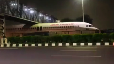 Hindistan’da yolcu uçağı köprünün altında sıkıştı