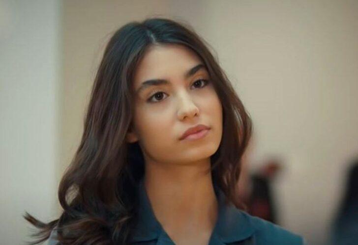 Göğüs dekolteli pozuyla sosyal medyayı salladı!