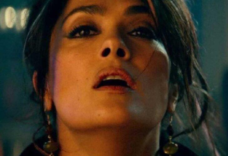 Salma Hayek havuzdan paylaştı!