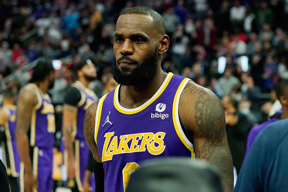 LeBron’a kariyerinin ilk men cezası!