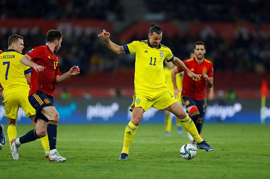 Ibrahimovic imzayı atıyor
