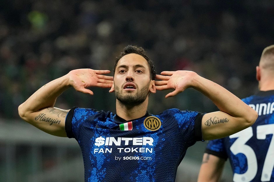Milan taraftarından Hakan’a tepki çeken pankart!