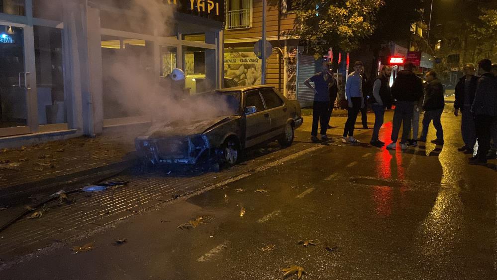 Bursa’da park halindeki araç alevlere teslim oldu Bursa’da park halindeki araç alevlere teslim oldu