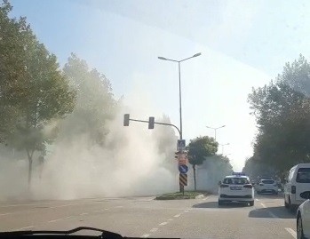 Bursa’da kırmızı ışıkta bekleyen otomobil alev aldı