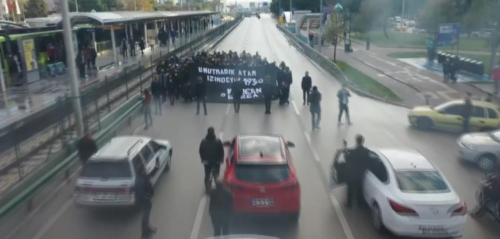 Bursa’da liselilerden Atatürk’e saygı duruşu…
