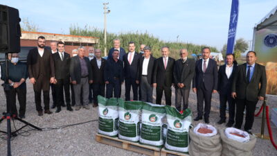 Bursa’da Büyükşehir’den selzede çiftçiye tohum desteği
