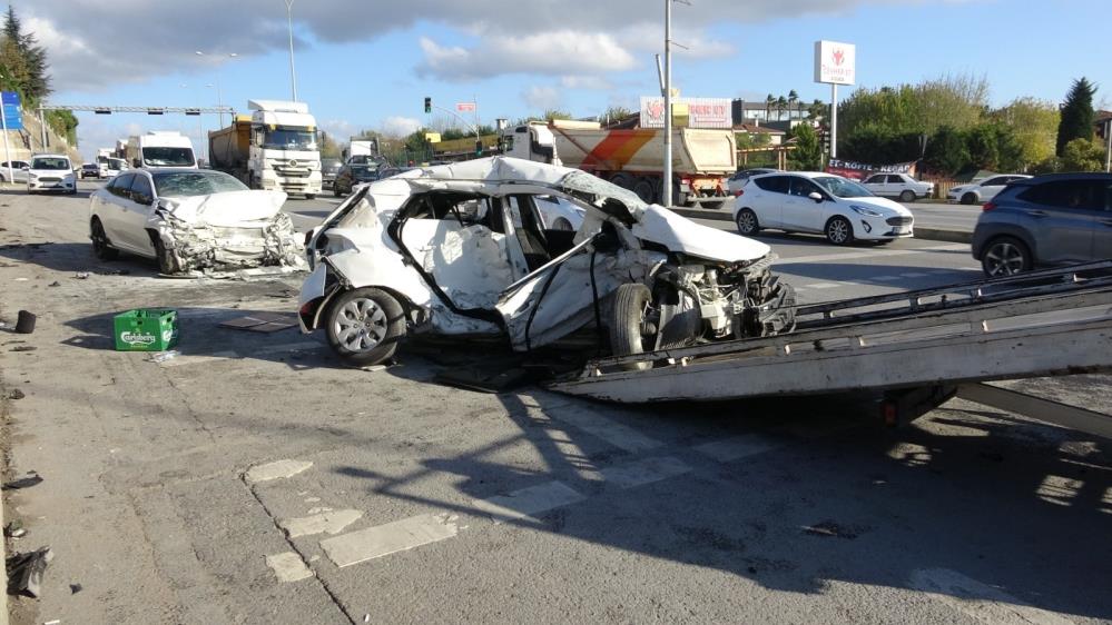 Feci kaza: 1 çocuk öldü, 4 kişi yaralandı Feci kaza: 1 çocuk öldü, 4 kişi yaralandı