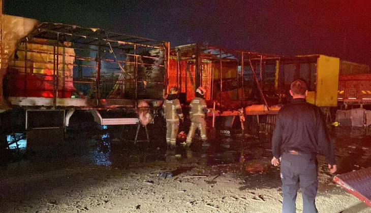 Bursa’da park halindeki kamyon dorseleri cayır cayır yandı
